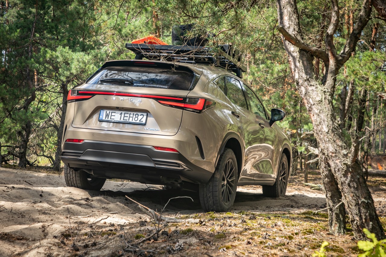 INTELIGENTNY NAPĘD 4X4 E-FOUR LEXUSA. WYSOKI KOMFORT I NISKIE ZUŻYCIE PALIWA