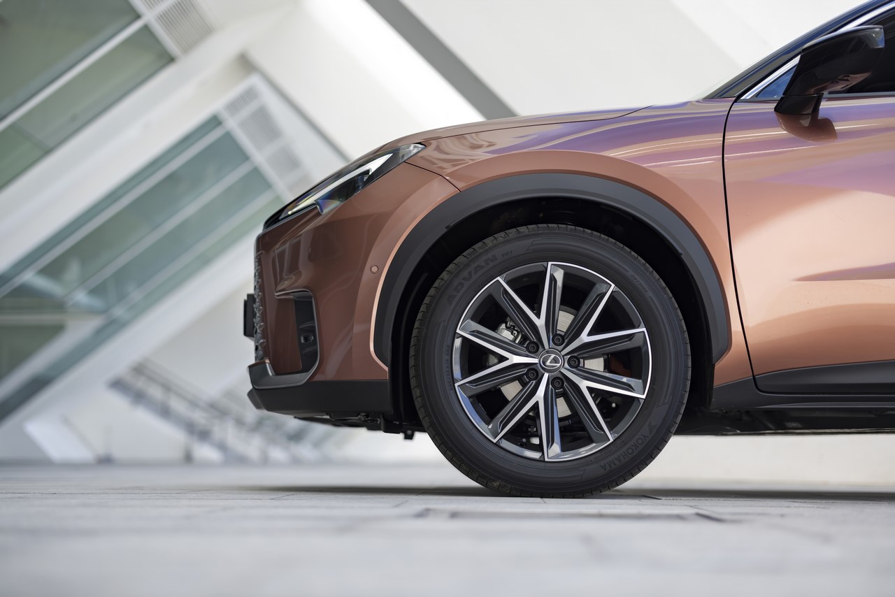 PERSONALIZACJA LEXUSA LBX. AŻ 70 KOMBINACJI LAKIERU I KOLORYSTYKI WNĘTRZA