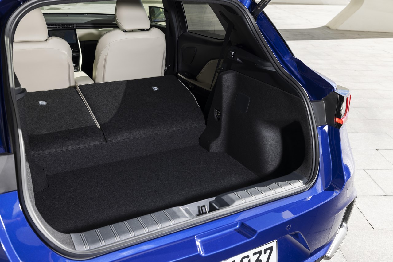 PERSONALIZACJA LEXUSA LBX. AŻ 70 KOMBINACJI LAKIERU I KOLORYSTYKI WNĘTRZA