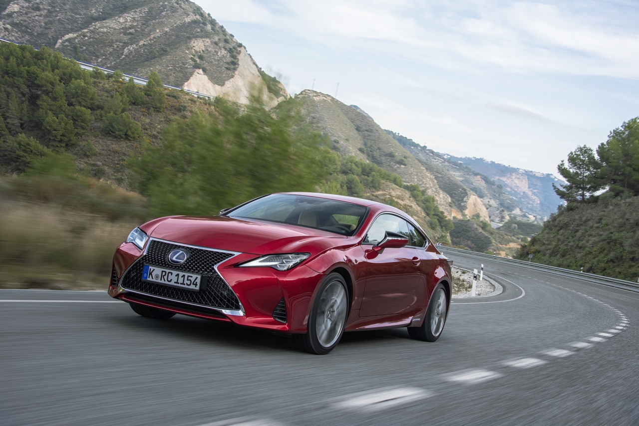 LEXUS RC SKOŃCZYŁ 10 LAT. PIERWSZE COUPE Z NAPĘDEM HYBRYDOWYM I WERSJA RC F Z SILNIKIEM V8 
