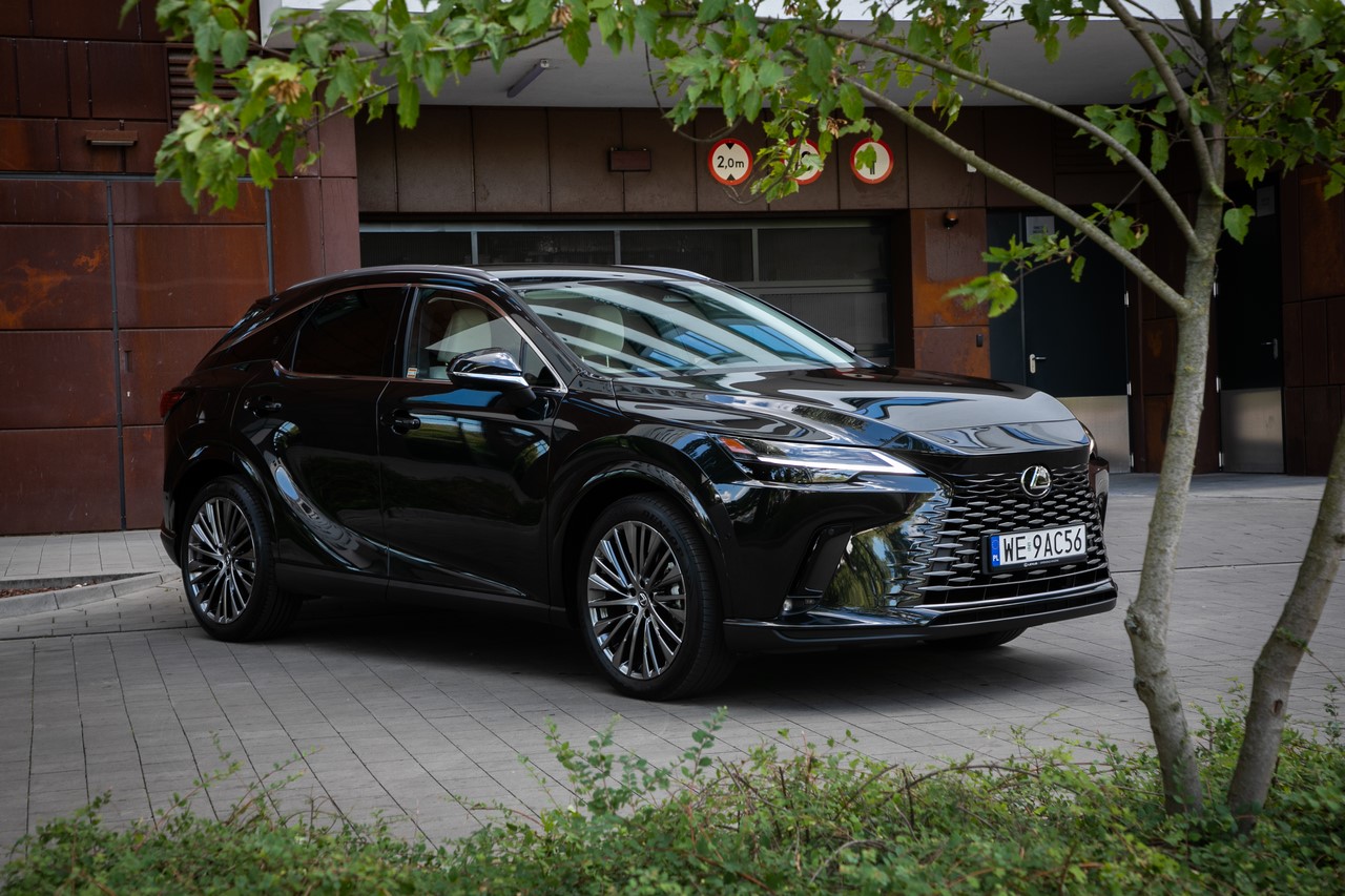 NX BIJE REKORDY, LBX LIDEREM SEGMENTU. LEXUS Z 36-PROCENTOWYM WZROSTEM W POLSCE 