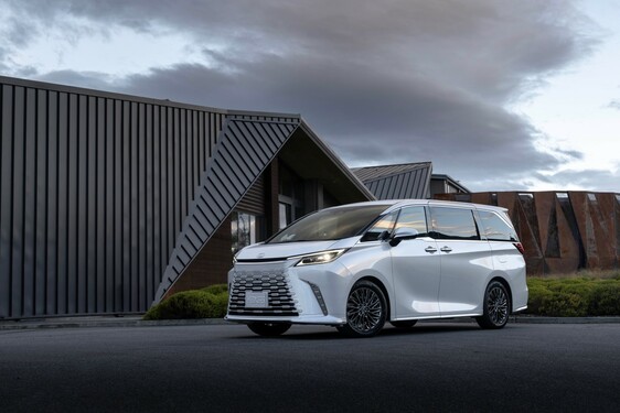 LEXUS LM ODMIENIŁ KOMFORT PODRÓŻY DLA PASAŻERÓW VIP