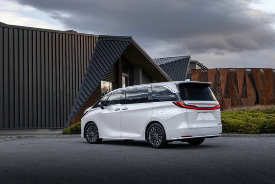 LEXUS LM ODMIENIŁ KOMFORT PODRÓŻY DLA PASAŻERÓW VIP