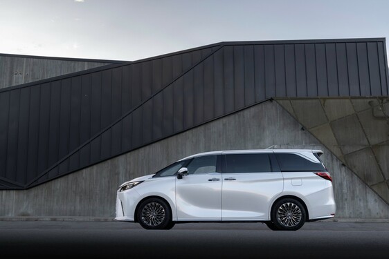 LEXUS LM ODMIENIŁ KOMFORT PODRÓŻY DLA PASAŻERÓW VIP