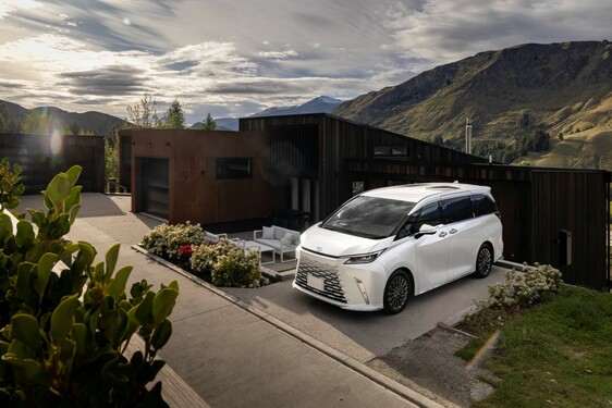 LEXUS LM ODMIENIŁ KOMFORT PODRÓŻY DLA PASAŻERÓW VIP