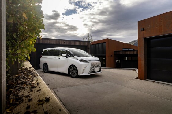 LEXUS LM ODMIENIŁ KOMFORT PODRÓŻY DLA PASAŻERÓW VIP
