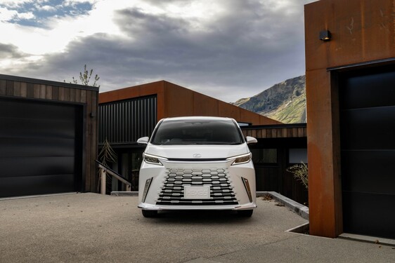 LEXUS LM ODMIENIŁ KOMFORT PODRÓŻY DLA PASAŻERÓW VIP