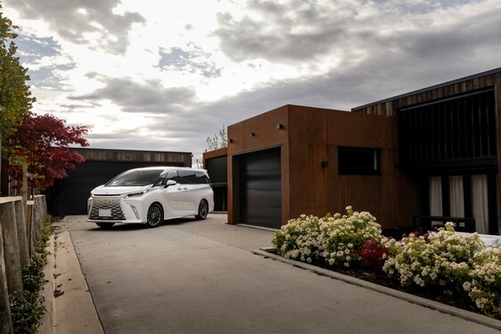 LEXUS LM ODMIENIŁ KOMFORT PODRÓŻY DLA PASAŻERÓW VIP