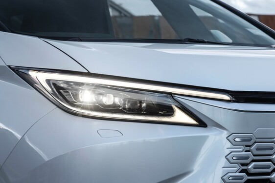 LEXUS LM ODMIENIŁ KOMFORT PODRÓŻY DLA PASAŻERÓW VIP