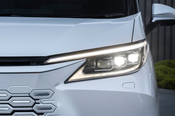 LEXUS LM ODMIENIŁ KOMFORT PODRÓŻY DLA PASAŻERÓW VIP