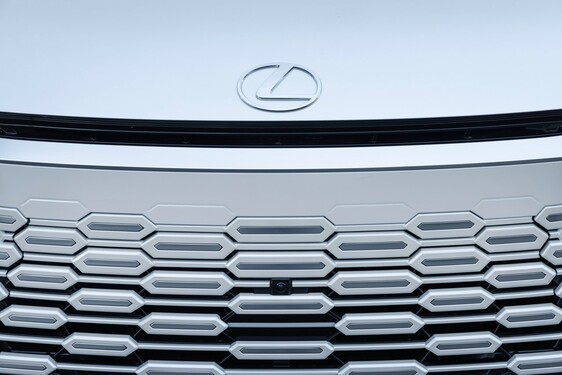 LEXUS LM ODMIENIŁ KOMFORT PODRÓŻY DLA PASAŻERÓW VIP
