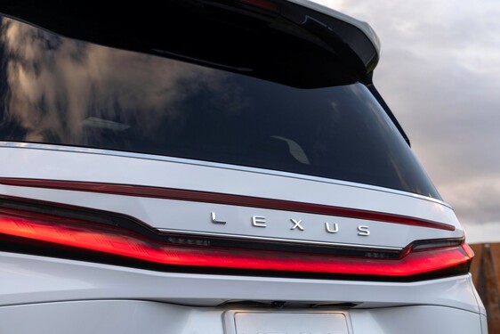 LEXUS LM ODMIENIŁ KOMFORT PODRÓŻY DLA PASAŻERÓW VIP