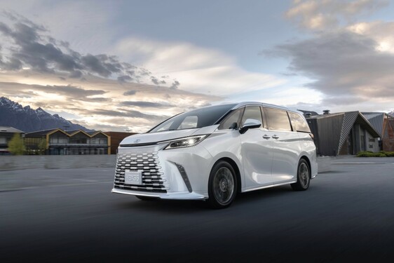 LEXUS LM ODMIENIŁ KOMFORT PODRÓŻY DLA PASAŻERÓW VIP