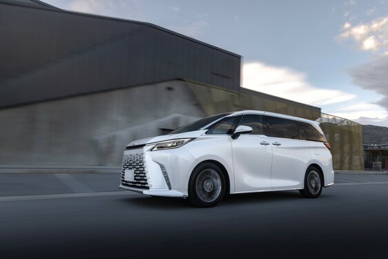 LEXUS LM ODMIENIŁ KOMFORT PODRÓŻY DLA PASAŻERÓW VIP