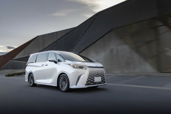 LEXUS LM ODMIENIŁ KOMFORT PODRÓŻY DLA PASAŻERÓW VIP