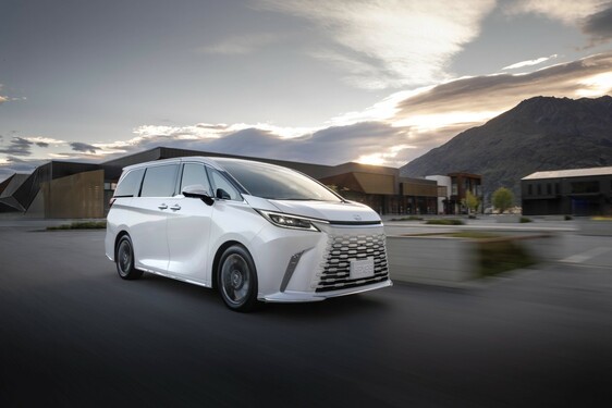 LEXUS LM ODMIENIŁ KOMFORT PODRÓŻY DLA PASAŻERÓW VIP