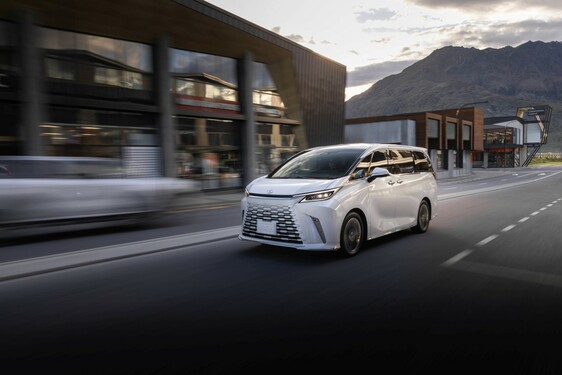 LEXUS LM ODMIENIŁ KOMFORT PODRÓŻY DLA PASAŻERÓW VIP