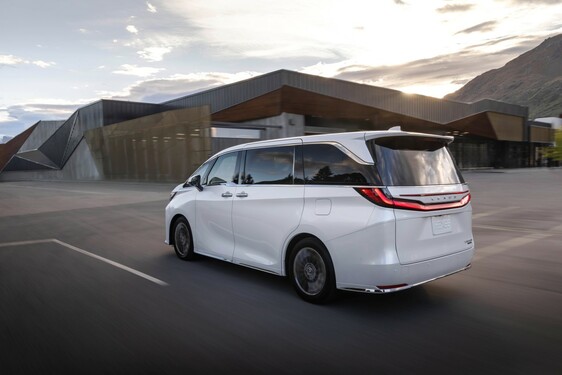 LEXUS LM ODMIENIŁ KOMFORT PODRÓŻY DLA PASAŻERÓW VIP