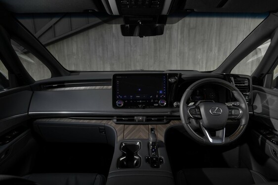 LEXUS LM ODMIENIŁ KOMFORT PODRÓŻY DLA PASAŻERÓW VIP