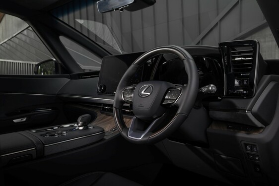 LEXUS LM ODMIENIŁ KOMFORT PODRÓŻY DLA PASAŻERÓW VIP