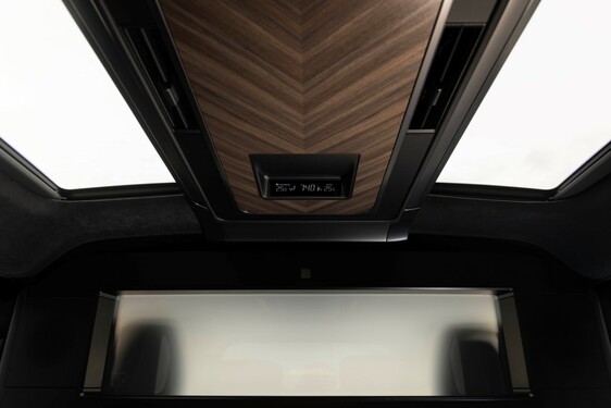 LEXUS LM ODMIENIŁ KOMFORT PODRÓŻY DLA PASAŻERÓW VIP