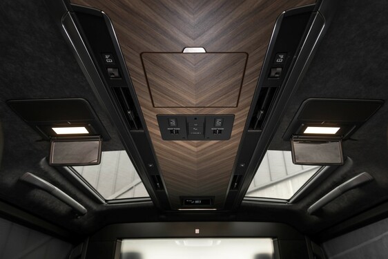 LEXUS LM ODMIENIŁ KOMFORT PODRÓŻY DLA PASAŻERÓW VIP