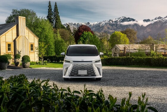 LEXUS LM ODMIENIŁ KOMFORT PODRÓŻY DLA PASAŻERÓW VIP