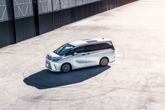 LEXUS LM ODMIENIŁ KOMFORT PODRÓŻY DLA PASAŻERÓW VIP
