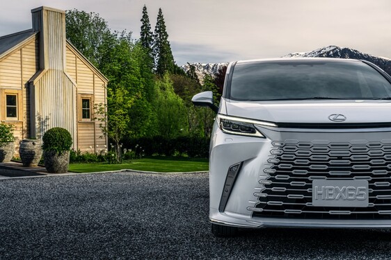 LEXUS LM ODMIENIŁ KOMFORT PODRÓŻY DLA PASAŻERÓW VIP
