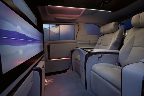 LEXUS LM ODMIENIŁ KOMFORT PODRÓŻY DLA PASAŻERÓW VIP
