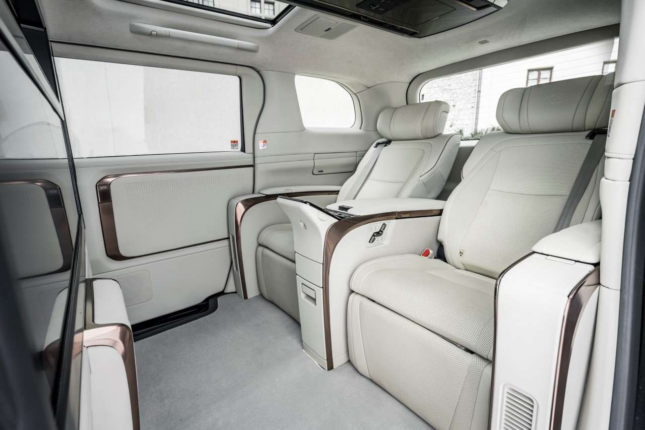LEXUS LM ODMIENIŁ KOMFORT PODRÓŻY DLA PASAŻERÓW VIP