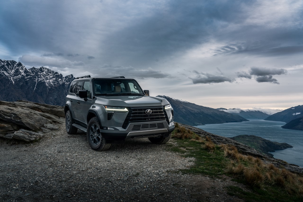 LEXUS GX ŁĄCZY JAKOŚĆ PREMIUM ORAZ ELEGANCJĘ Z PRAWDZIWIE TERENOWYM UKŁADEM JEZDNYM