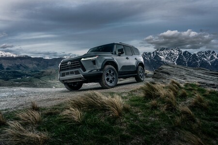 LEXUS GX ŁĄCZY JAKOŚĆ PREMIUM ORAZ ELEGANCJĘ Z PRAWDZIWIE TERENOWYM UKŁADEM JEZDNYM 