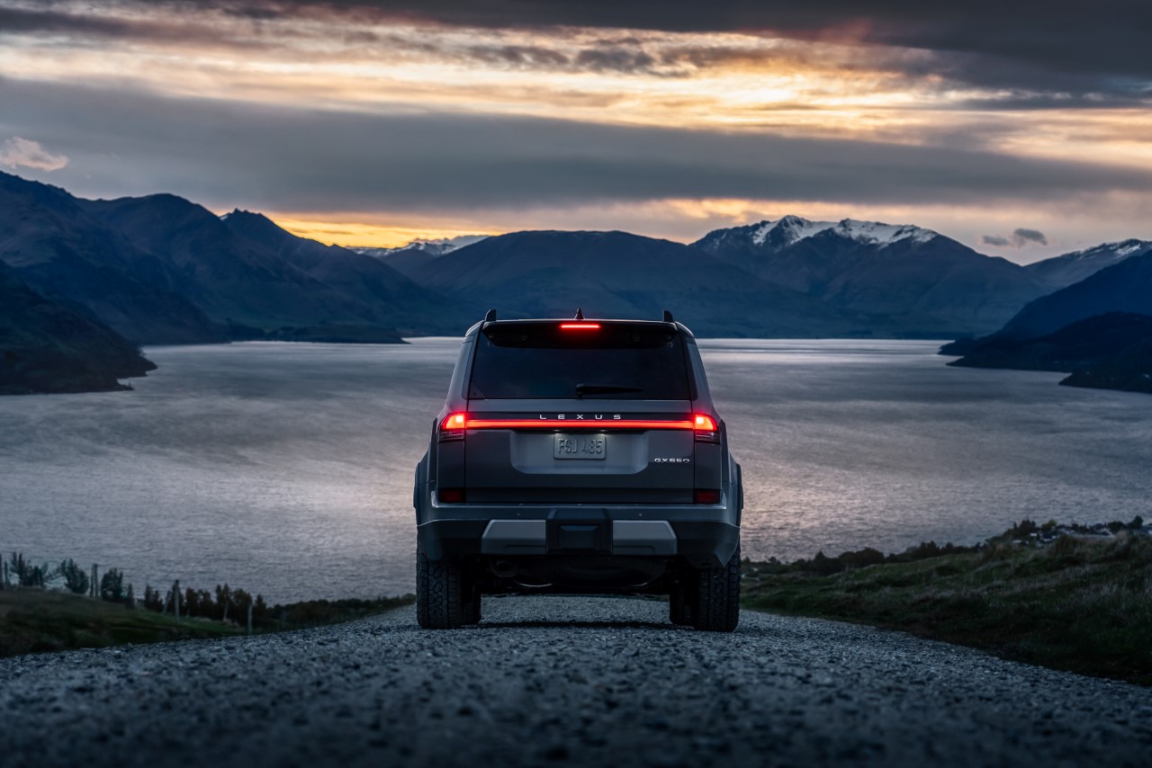 LEXUS GX ŁĄCZY JAKOŚĆ PREMIUM ORAZ ELEGANCJĘ Z PRAWDZIWIE TERENOWYM UKŁADEM JEZDNYM 