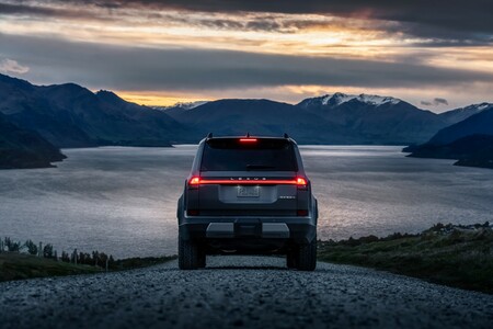 LEXUS GX ŁĄCZY JAKOŚĆ PREMIUM ORAZ ELEGANCJĘ Z PRAWDZIWIE TERENOWYM UKŁADEM JEZDNYM 