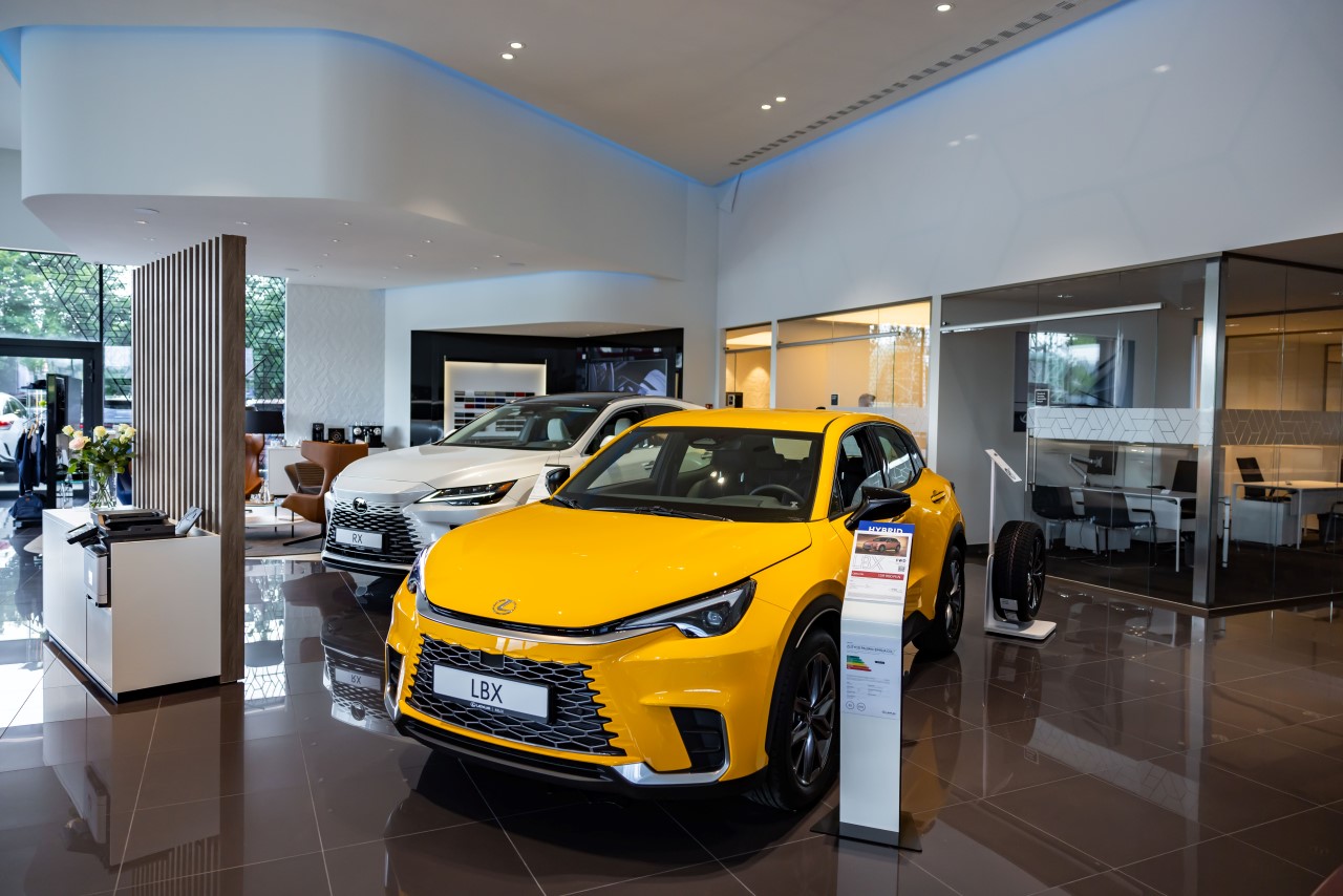 LEXUS NAJLEPIEJ OCENIANĄ MARKĄ MOTORYZACYJNĄ. SPRAWDZONO PONAD 8 MILIONÓW OPINII W GOOGLE