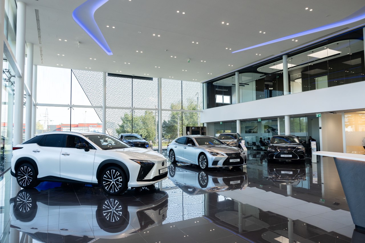 LEXUS NAJLEPIEJ OCENIANĄ MARKĄ MOTORYZACYJNĄ. SPRAWDZONO PONAD 8 MILIONÓW OPINII W GOOGLE