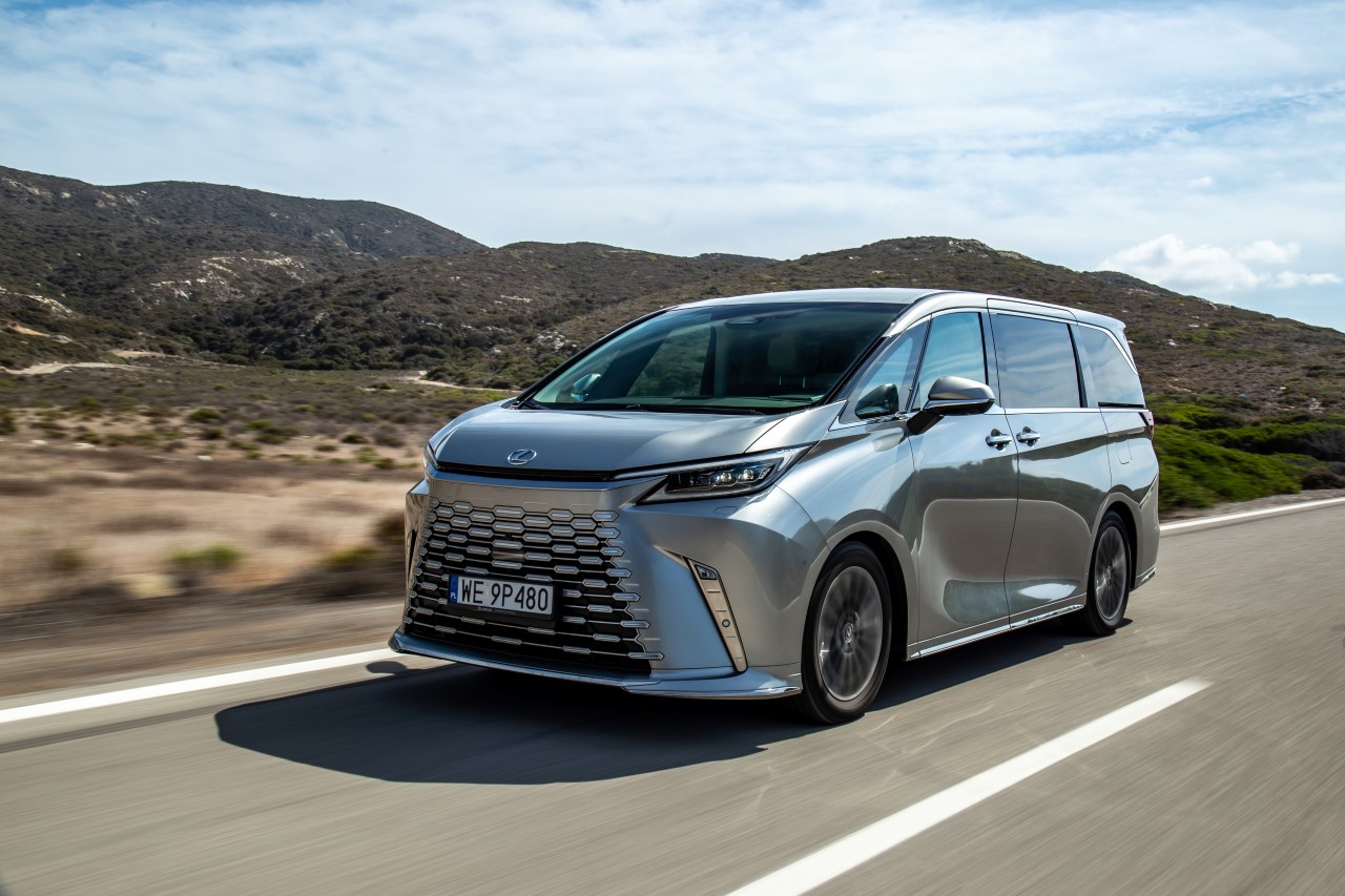 LEXUS WPROWADZA LEASING 100% DLA MODELU LM