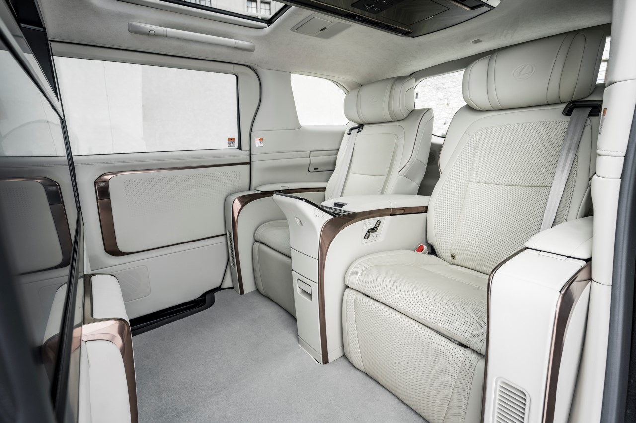 LEXUS WPROWADZA LEASING 100% DLA MODELU LM