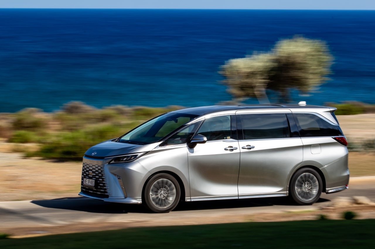 LEXUS WPROWADZA LEASING 100% DLA MODELU LM