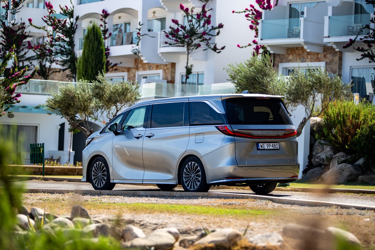 LEXUS WPROWADZA LEASING 100% DLA MODELU LM