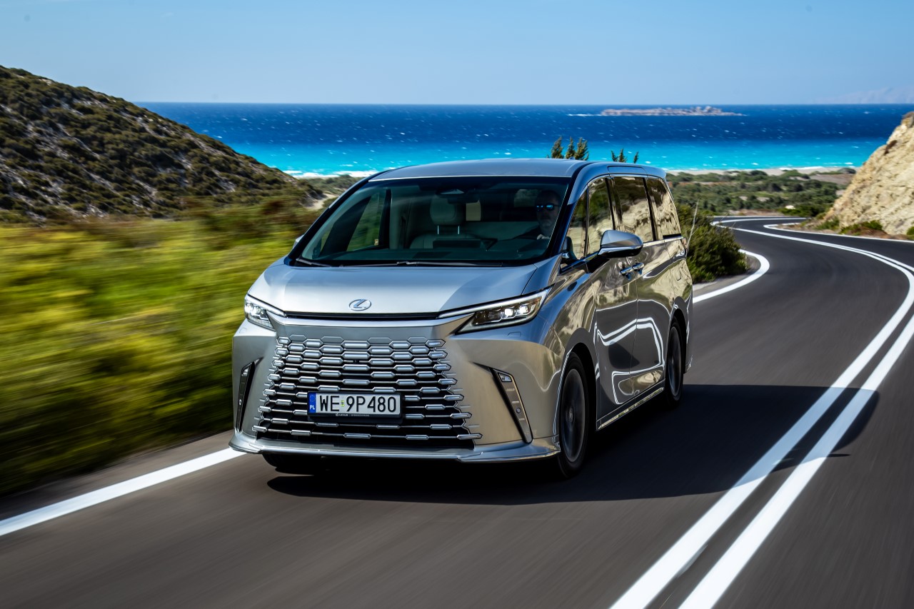 LEXUS WPROWADZA LEASING 100% DLA MODELU LM