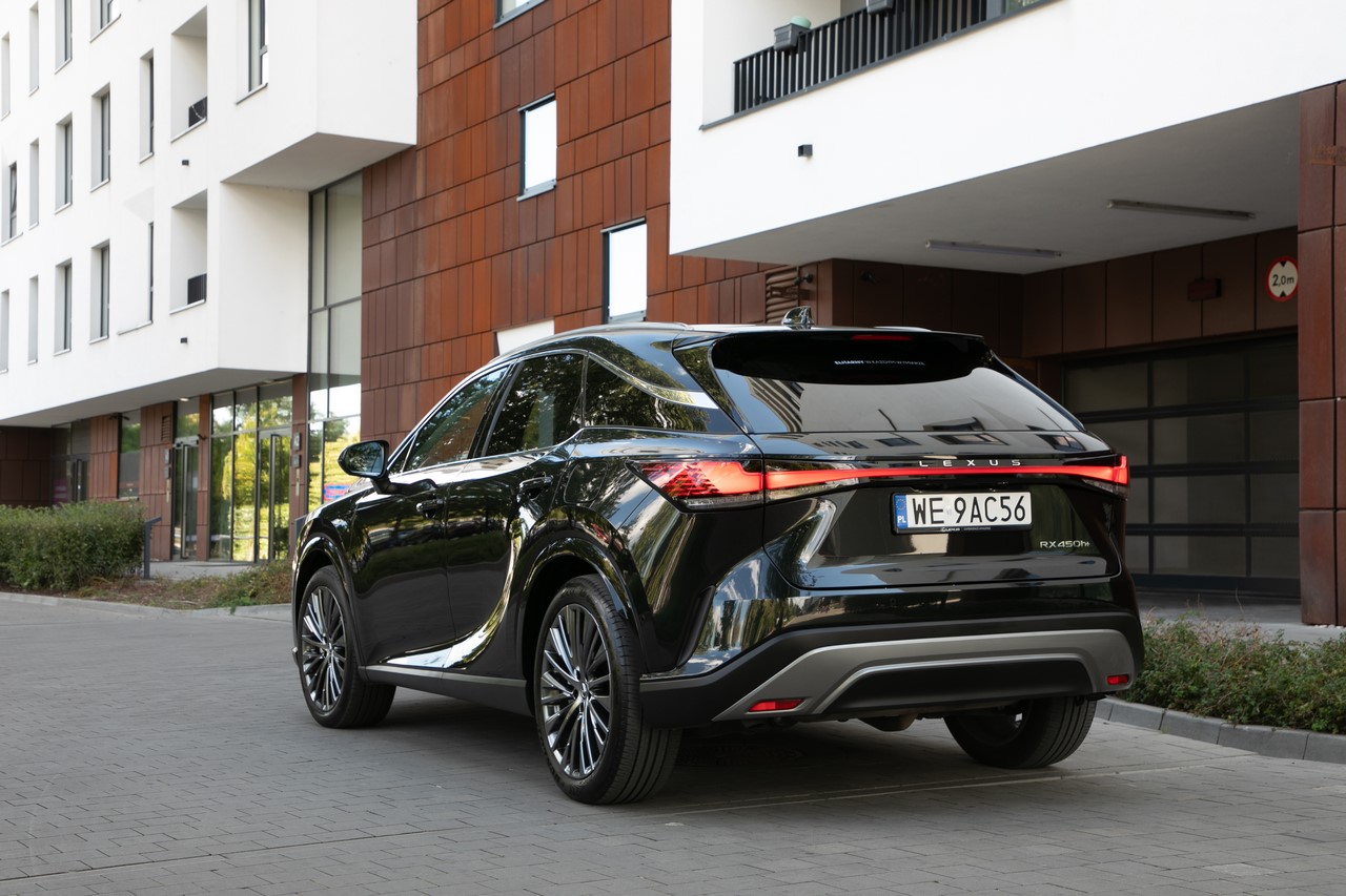 ZELEKTRYFIKOWANY LEXUS RX OD 20 LAT NA RYNKU. SPRZEDANO PONAD 813 TYS. HYBRYD I HYBRYD PLUG-IN 