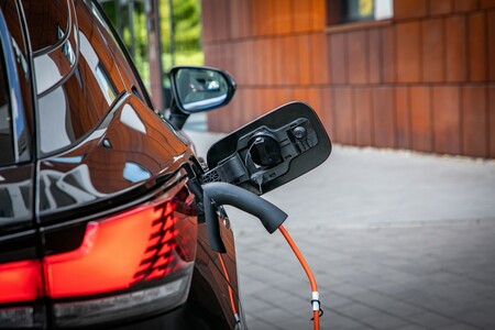 ZELEKTRYFIKOWANY LEXUS RX OD 20 LAT NA RYNKU. SPRZEDANO PONAD 813 TYS. HYBRYD I HYBRYD PLUG-IN 