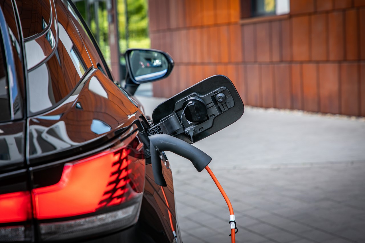 ZELEKTRYFIKOWANY LEXUS RX OD 20 LAT NA RYNKU. SPRZEDANO PONAD 813 TYS. HYBRYD I HYBRYD PLUG-IN 