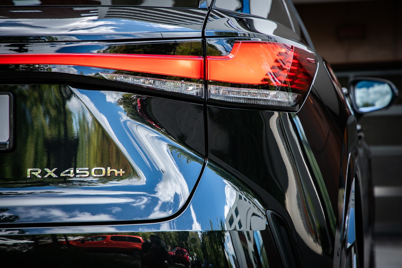 HYBRYDY PLUG-IN LEXUSA BARDZIEJ ELEKTRYCZNE NIŻ SPALINOWE. MNIEJSZE ZUŻYCIE ENERGII I LEPSZE WŁAŚCIWOŚCI JEZDNE