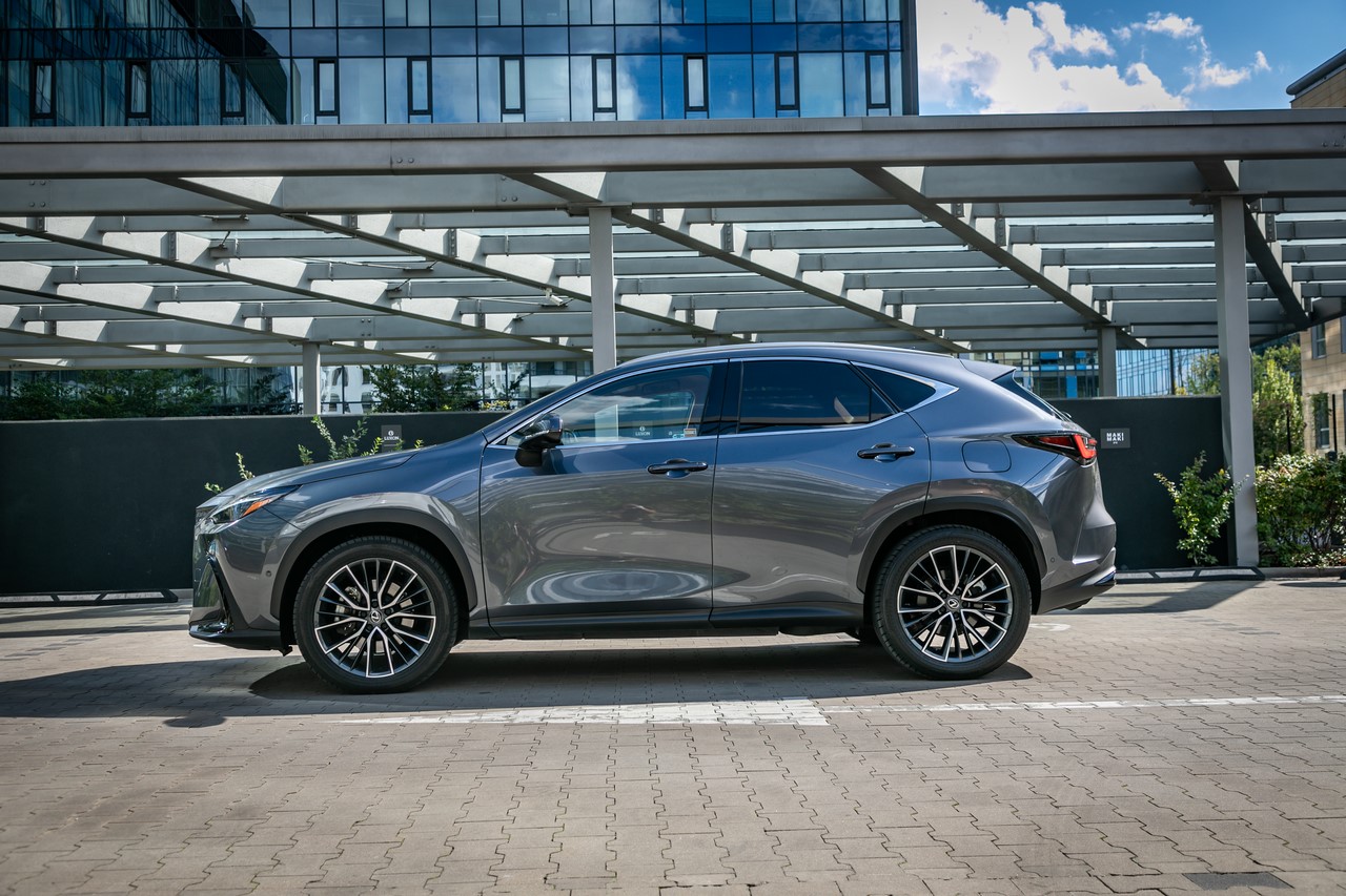 HYBRYDY PLUG-IN LEXUSA BARDZIEJ ELEKTRYCZNE NIŻ SPALINOWE. MNIEJSZE ZUŻYCIE ENERGII I LEPSZE WŁAŚCIWOŚCI JEZDNE