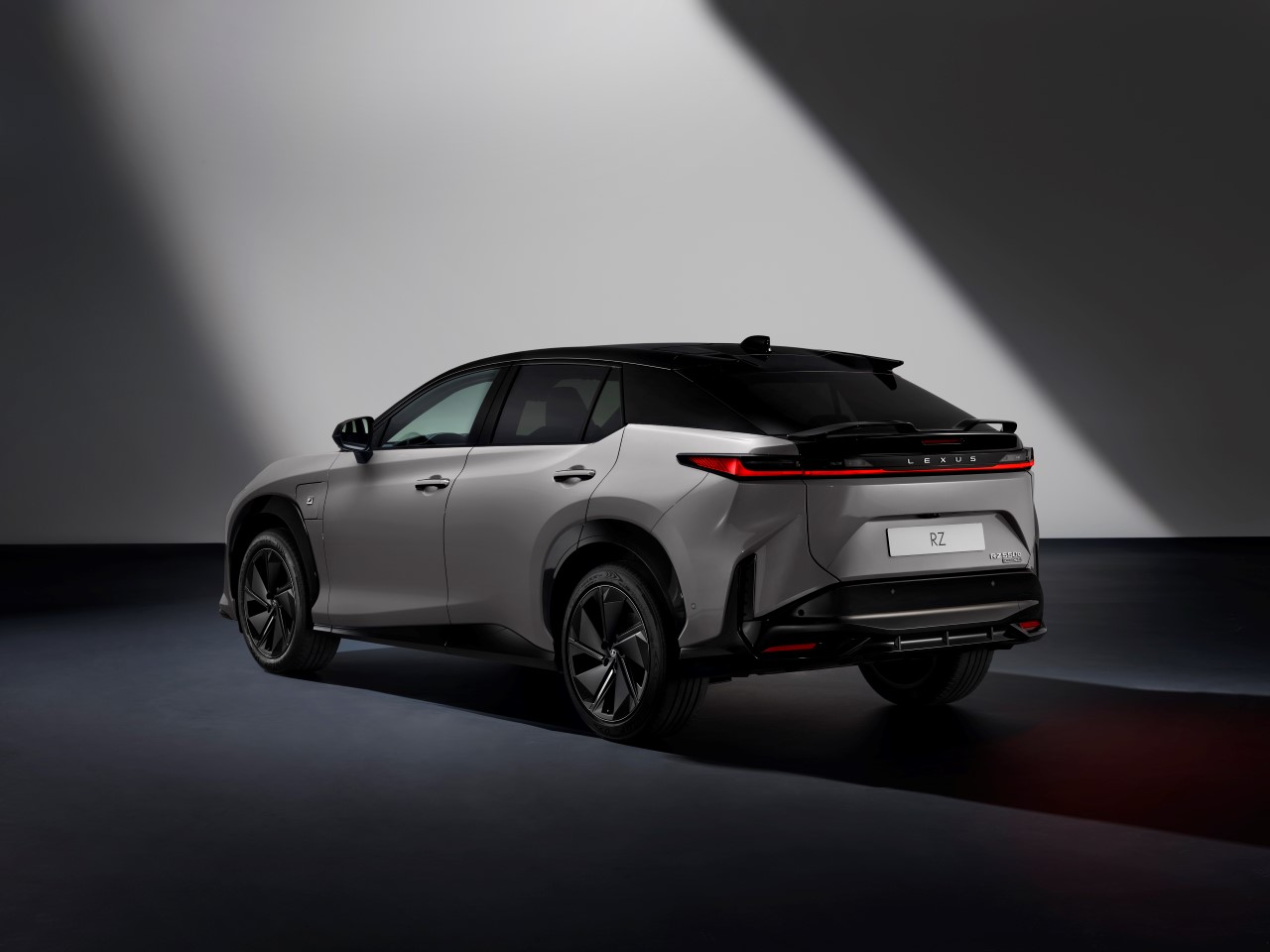 SVĚTOVÁ PREMIÉRA NOVÉHO ELEKTRICKÉHO SUV LEXUS RZ 