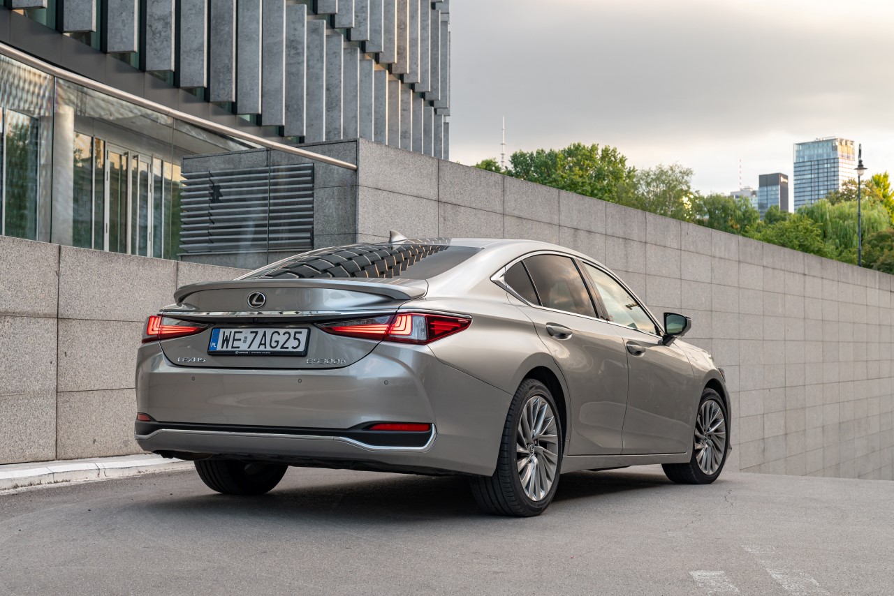 LEXUS ES FINAL EDITION W CENIE AUTA Z NIŻSZEGO SEGMENTU. WYJĄTKOWY NAJEM KINTO ONE Z RATĄ 1190 ZŁ NETTO