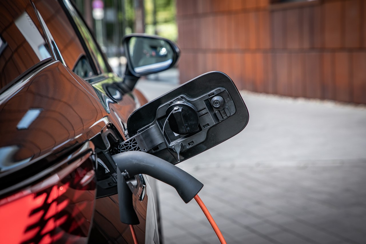 STACJE LEXUS HOMECHARGE DLA AUT ELEKTRYCZNYCH I HYBRYD PLUG-IN. KOMFORTOWE ŁADOWANIE BEZ WYCHODZENIA Z DOMU